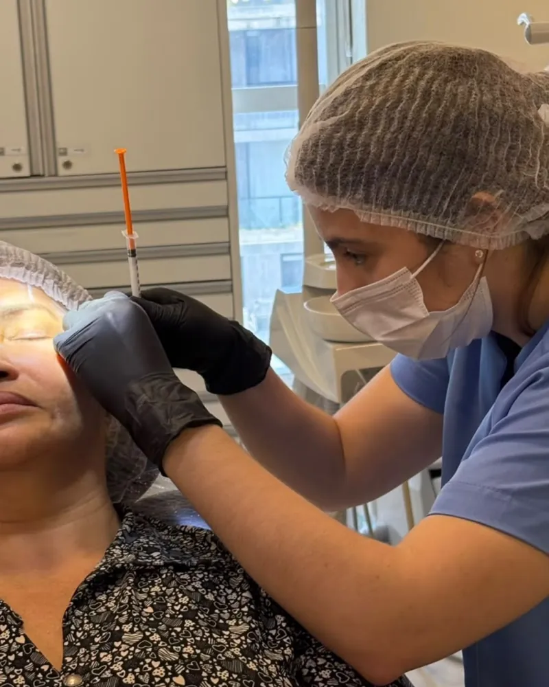 Dra. Débora Pontes aplicando bioestimulador de colágeno em uma paciente