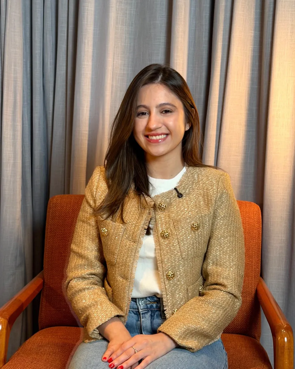 Dra. Débora Pontes, cirurgiã-dentista, sorrindo